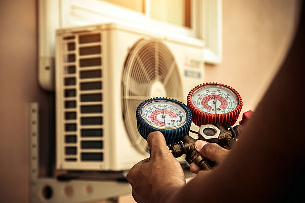 Professional Hvac technician working in Collinsville, MS